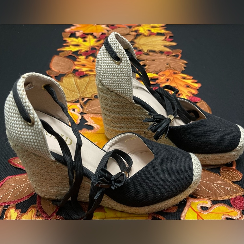 *SOLD* Nice pair of gently used platform heels.